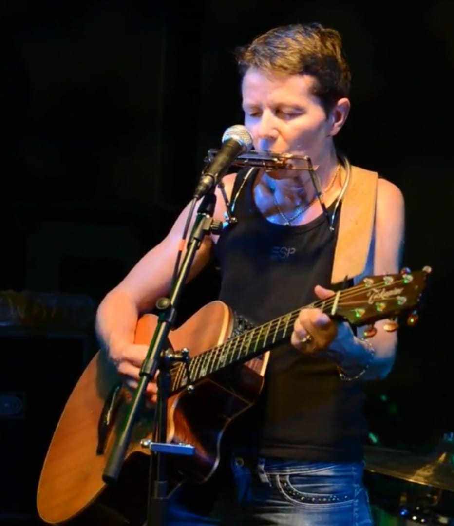 Claire Hugonet, Chant, Guitare, Harmonica de Rosewood Popfolk Revival, groupe de reprises Folk Rock